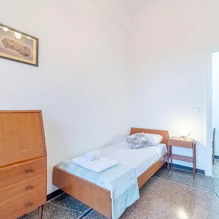 Guesthost - San Fruttuoso Vintage & Roomy Flat ג'נובה