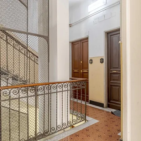 דירה Guesthost - San Fruttuoso Vintage & Roomy Flat ג'נובה