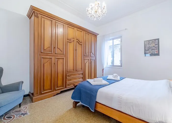 Guesthost - San Fruttuoso Vintage & Roomy Flat *