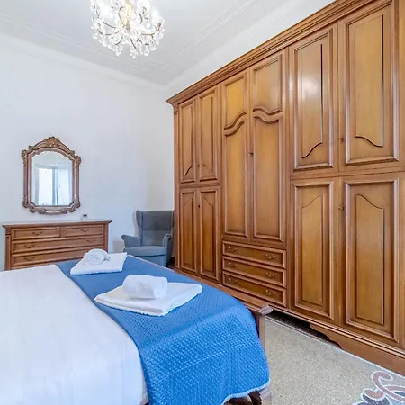 Guesthost - San Fruttuoso Vintage & Roomy Flat