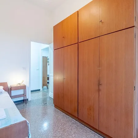 San Fruttuoso Vintage & Roomy Flat Apartment