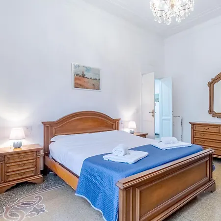 San Fruttuoso Vintage & Roomy Flat Apartment *
